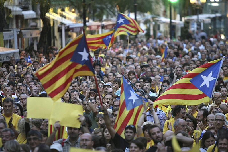 MILES DE PERSONAS LLENAN LA PLAZA DEL VI DE GIRONA EN CONTRA DE LA SUSPENSIÓN DE LA CONSULTA