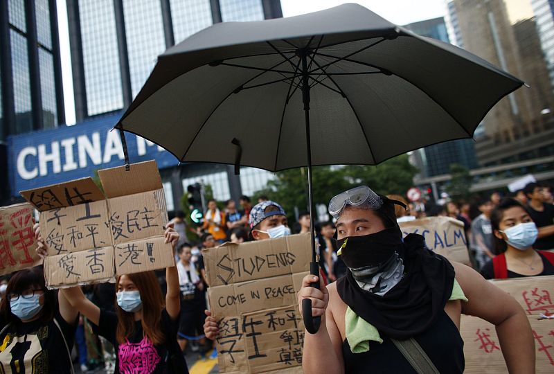 Manifestantes pro-democracia se concentran en la plaza Bauhinia de Hong Kong, donde han tenido lugar los actos oficiales por la fiesta nacional de China