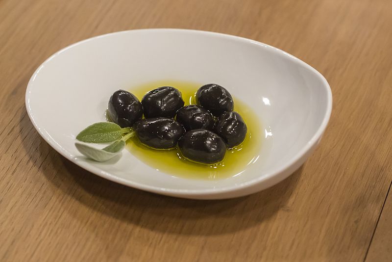 Trampantojo - Esferas de queso y anchoa en aceite de oliva virgen