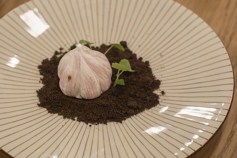 Trampantojo - Postre elaborado con ajo negro