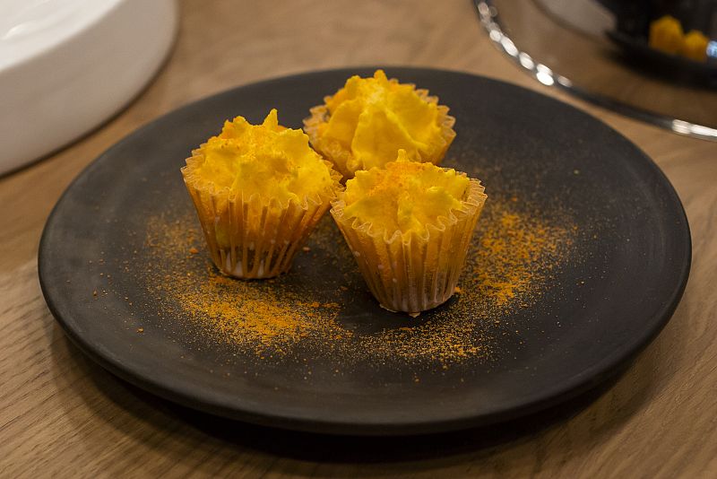 Trampantojo - tartar de zanahoria y emulsión de zanahorias y bacalao