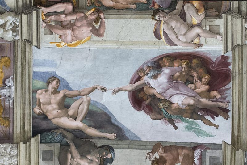 Vista del fresco de Miguel Ángel "La Creación de Adán" al interior de la Capilla Sixtina con un nuevo sistema de iluminación LED