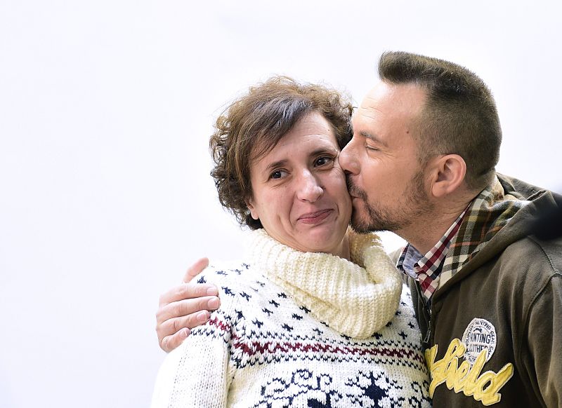 El marido de Teresa Romero ha leído por ella un comunicado sobre su perro Excalibur