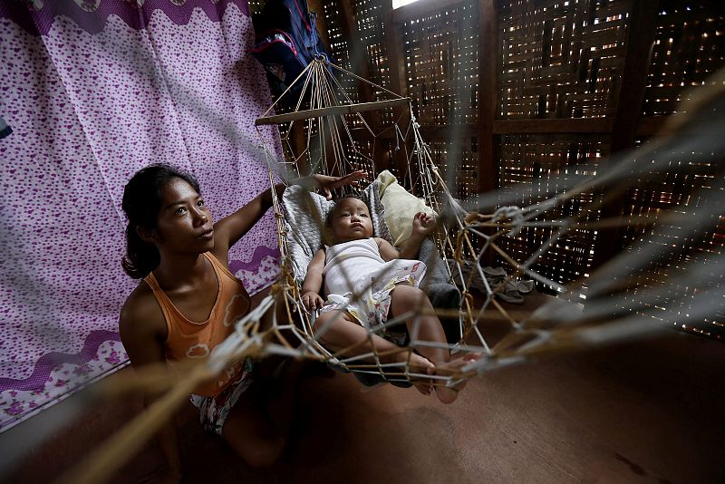Emelie Sagales mece a su bebé, Bea Joy, nacido pocos días después del paso del tifón Haiyan