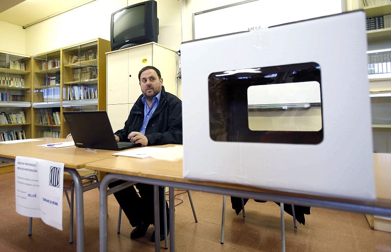 El presidente de Esquerra Republicana de Catalunya (ERC), Oriol Junqueras, presidiendo una de las mesas del Instituto Frederic Mompou de la poblacion de Sant Viçenc dels Horts (Barcelona).
