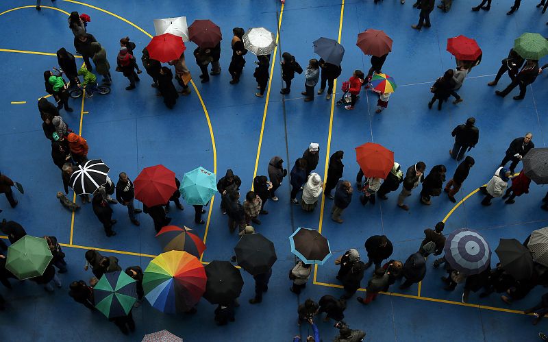 Aunque en algún momento la lluvia ha hecho acto de presencia, las colas para votar proseguían.