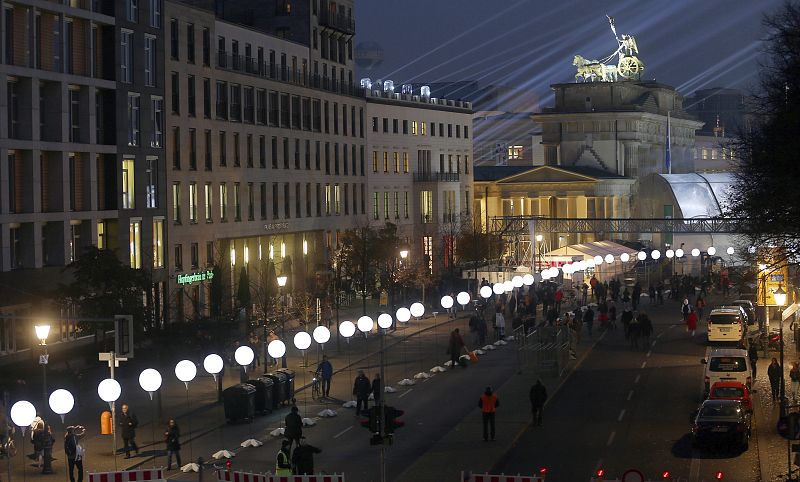 Luces que recorren el trazado del antiguo muro de Berlín