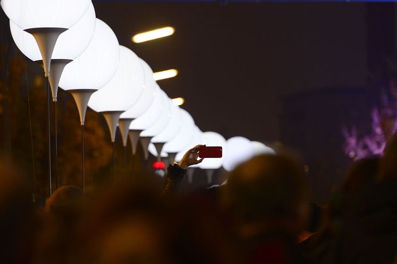 Cerca de 7.000 globos blancos, distribuidos a lo largo de 15 kilómetros, iluminan las calles de Berlín.