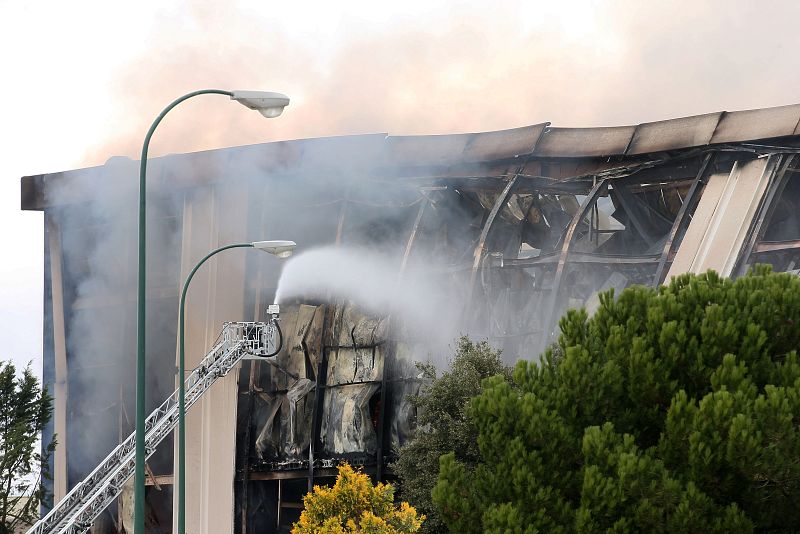 Los bomberos trabajan para sofocar el fuego en la planta de Campofrío en Burgos