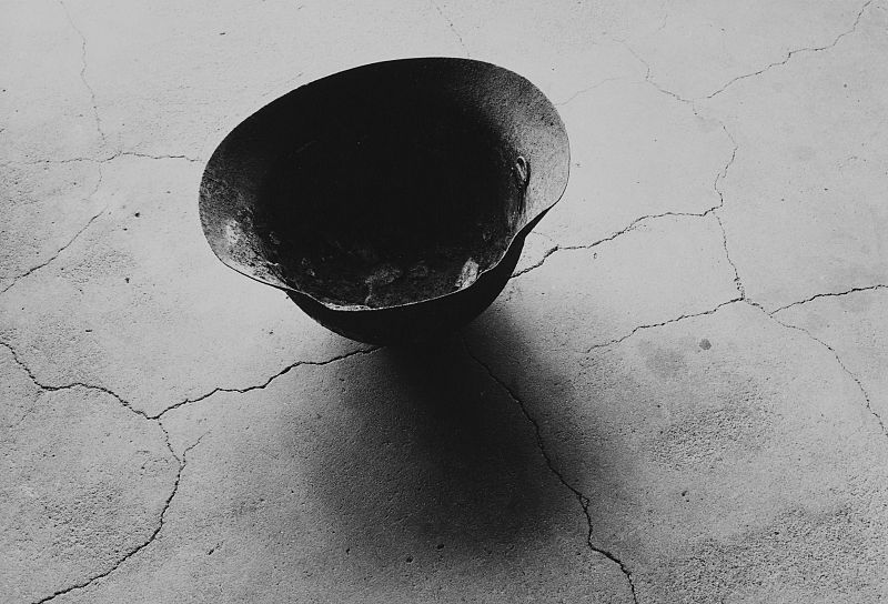 Shomei Tomatsu, Casco con restos de cráneo soldado tras la explosión nuclear en Nagasaki (1963)