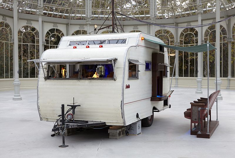 Interior del Palacio de Cristal del Retiro con la instalación "El hacedor de marionetas"