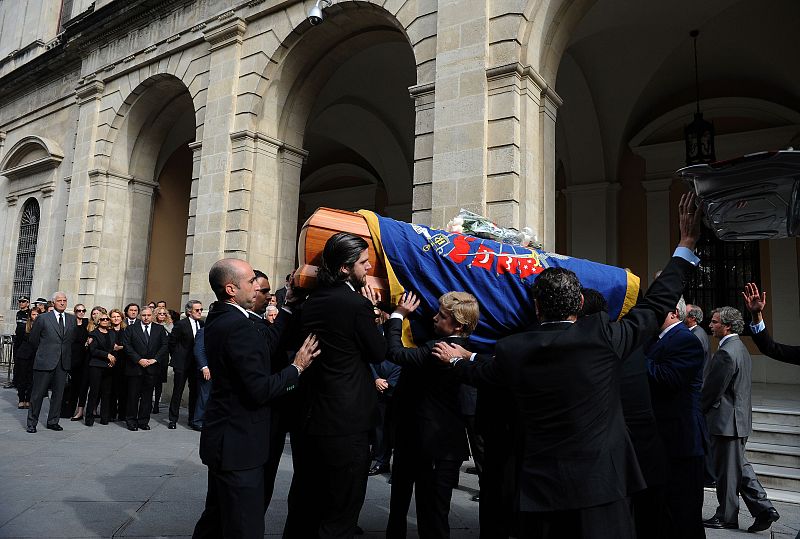 Familiares de la duquesa de Alba llevan su féretro al interior del Ayuntamiento de Sevilla