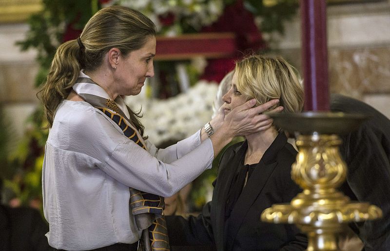 Una mujer trata de consolar a Eugenia Martínez de Irujo, hija de la duquesa de Alba