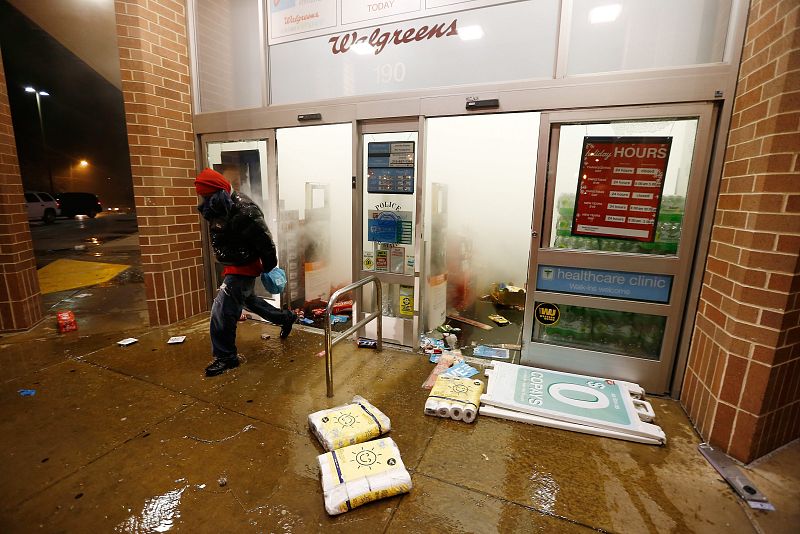 EL POLICÍA QUE MATÓ A UN JOVEN NEGRO EN FERGUSON (EEUU) QUEDA LIBRE SIN CARGOS