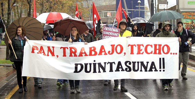 Momento de la marcha a su paso por la capital vizcaína donde distintos agentes sociales y una veintena de colectivos y asambleas de parados han convocado las Marchas de la dignidad.