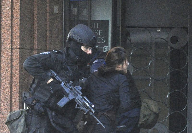 CINCO PERSONAS SALEN DE LA CAFETERÍA DE SÍDNEY TOMADA POR HOMBRE ARMADO