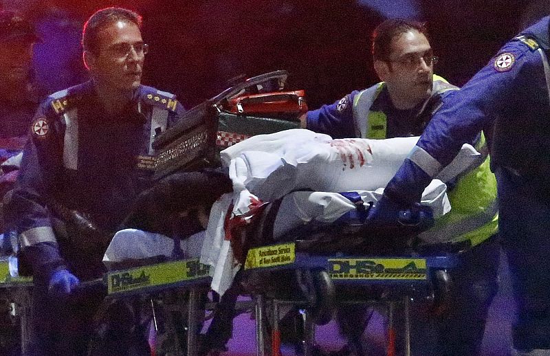 Evacuación de un herido del café Lindt de Sídney