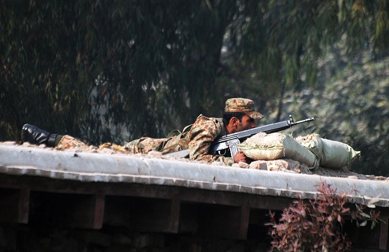 Un soldado toma posición en Peshawar. En el momento del ataque había 500 personas en la escuela