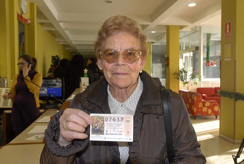 Una señora de la residencia de ancianos de la localidad de Armunia (León)