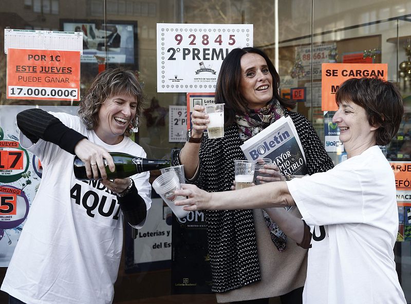 En Pamplona, la propietaria de la administración de lotería número 13 y su compañera Carol Jimenez descorchan una botella de champán