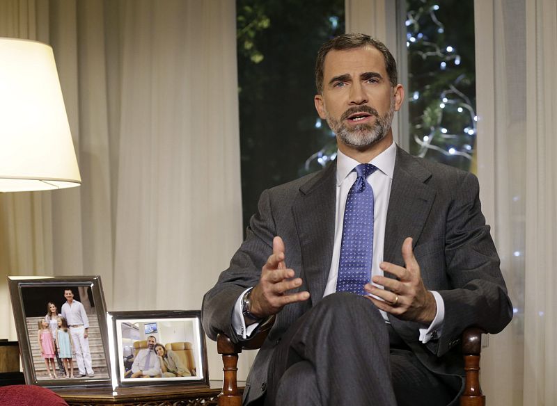 El rey Felipe VI comparece ante los españoles desde el Palacio de La Zarzuela con el primer mensaje televisado de Navidad de su reinado