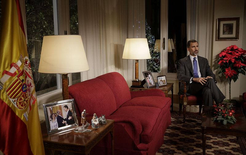 Una foto de la abdicación del rey Juan Carlos I, ante la atenta mirada de la reina Sofía, ha estado presente en el discurso