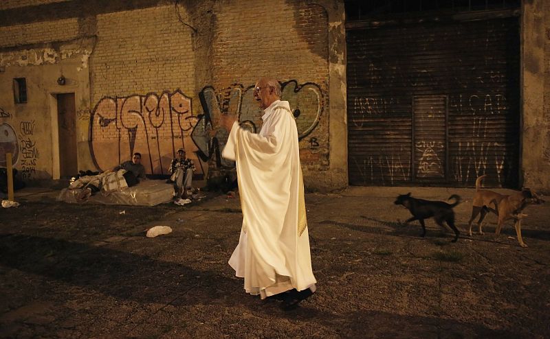 El sacerdote Julio Lancellotti invita a personas sin hogar a una cena de Navidad en la iglesia de Sao Miguel Arcanjo, en Sao Paulo, Brasil