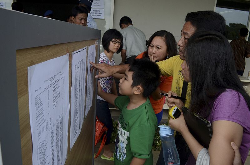 Los familiares de los pasajeros del avión AirAsia esperan noticias del avión desaparecido.