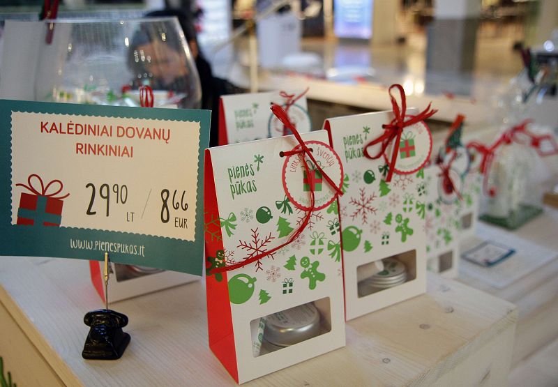 Imágenes de precios en litas y en euros en una tienda de Vilna