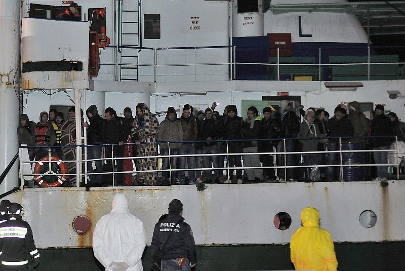 Presencia policial a la llegada al puerto de la embarcación