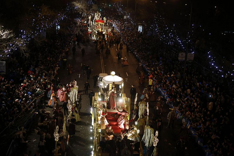 El rey Melchor saluda durante la cabalgata de los Reyes Magos en Madrid