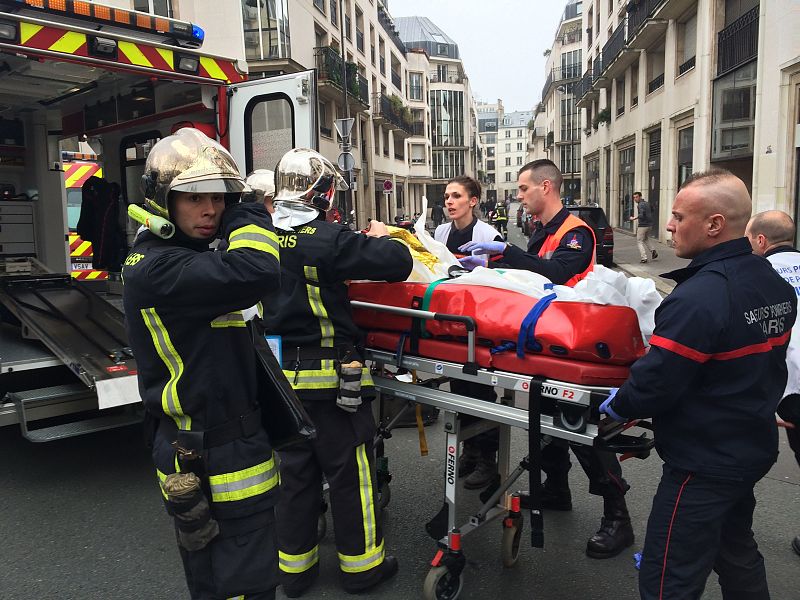 Bomberos evacúan a un herido en el tiroteo en el que han muerto al menos 12 personas