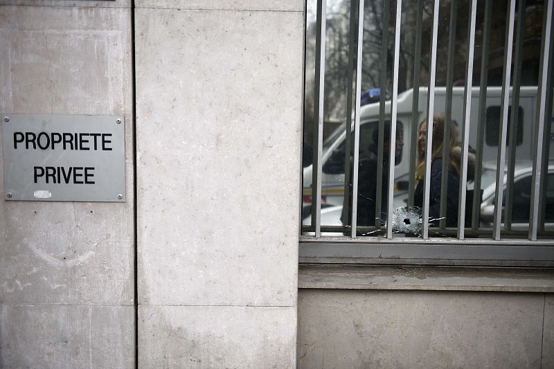 Agujero de bala en una de las ventanas de la sede del 'Charlie Hebdo'