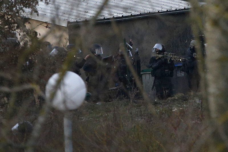 Agentes del Grupo de Intervención de la Gendarmería Nacional, durante el asalto a la imprenta.