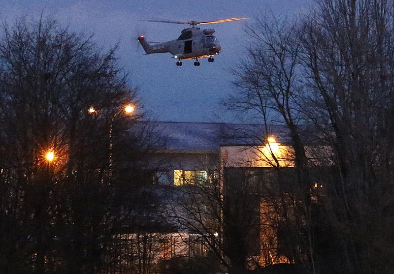 El asalto final se ha hecho esperar para coordinar la acción policial en los dos frentes abiertos, en Dammartin-en-Goele y Porte de Vincennes. En la imagen, un helicóptero sobrevuela la primera localidad.