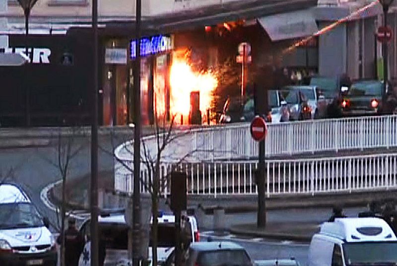 Imagen de la emisión televisiva de AFP en el momento en que la policía provoca una explosión para asaltar la tienda kosher en Porte de Vincennes, al este de París, donde los terroristas mantenían como rehenes a varias personas.