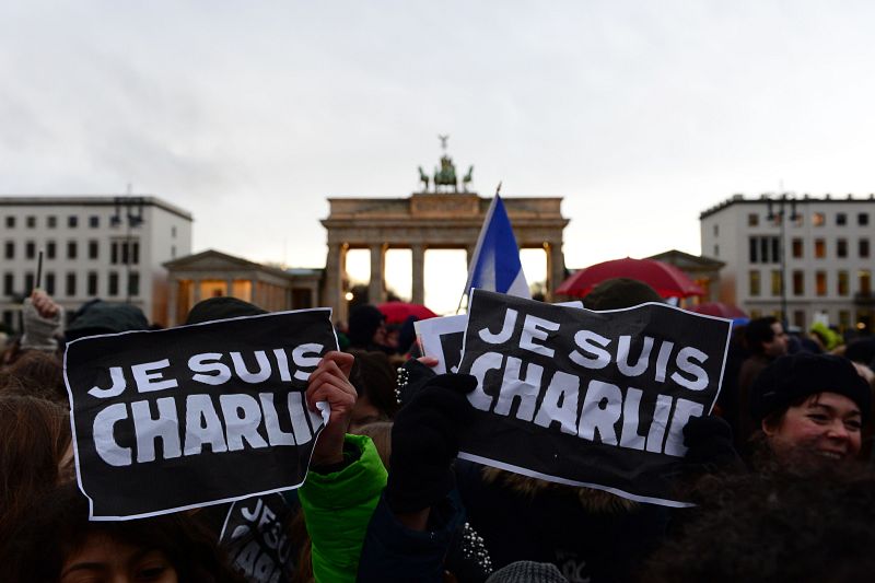 Cientos de miles de personas salen a la calle en la capital francesa en la denominada 'marcha repúblicana' contra el terror y por la libertad de expresión.