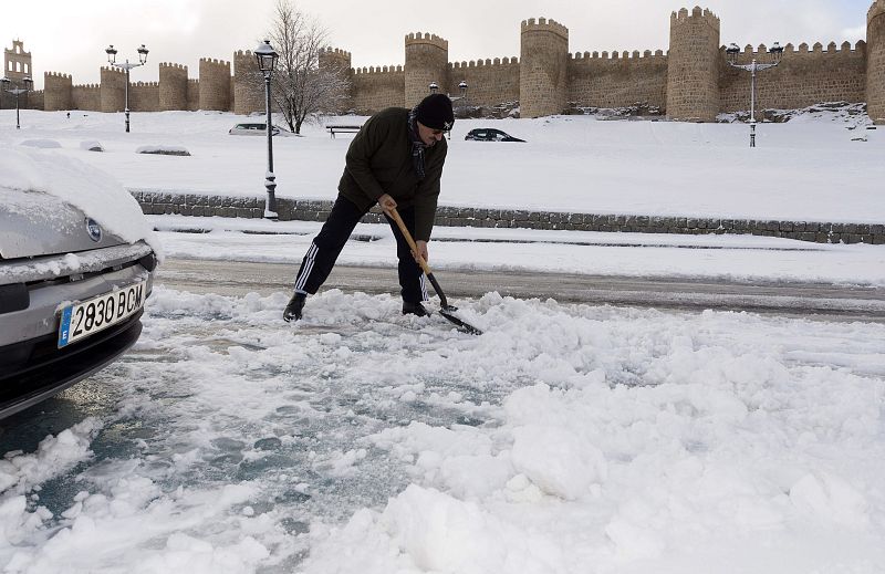 MÁXIMA PRECAUCIÓN EN ÁVILA TRAS INTENSA NEVADA, AUNQUE YA SIN CALLES CORTADAS