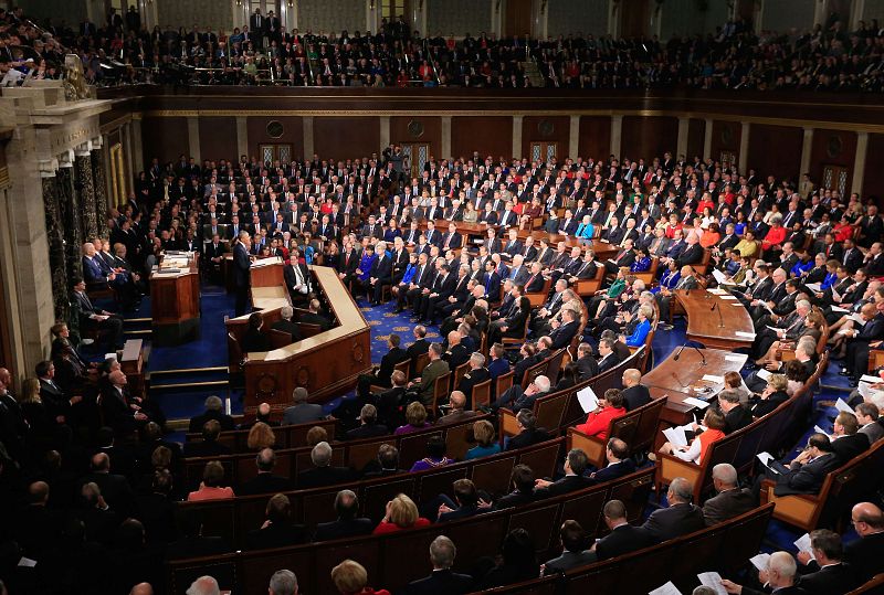 Los miembros de la Cámara de Representantes y del Senado se han reunido en el Capitolio para escuchar la alocuión de Obama.