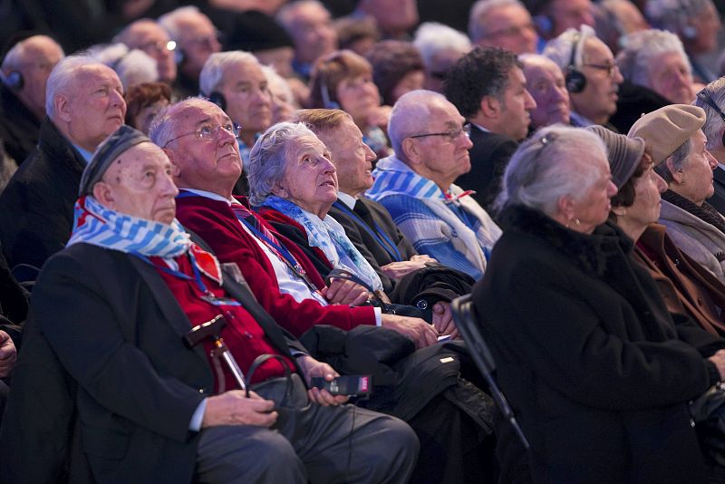 Cerca de 300 prisioneros que sobrevieron al campo de Auschwitz han estado presentes en la ceremonia.
