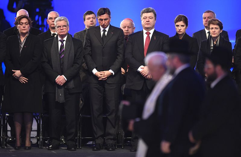 El presidente de Alemania, Joachim Gauck (segundo por la izquierda) y su homólogo ucraniano (tercero por la derecha) en la ceremonia del 70ª aniversario de la liberación de Auschiwitz.
