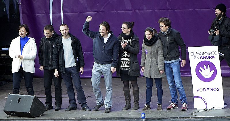 El secretario general de Podemos, Pablo Iglesias, junto a otros miembros del partido en el escenario instalado en la Puerta del Sol de Madrid.