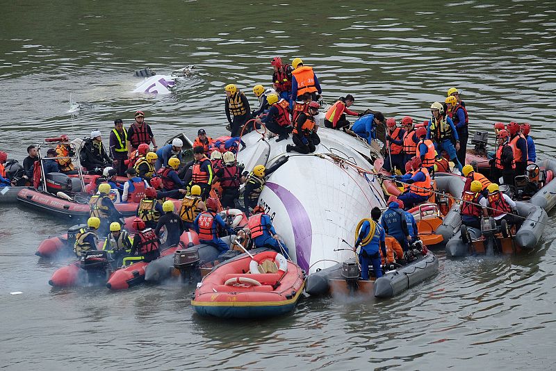 Los servicios de emergencias intentan rescatar a pasajeros que hayan podido quedar atrapados en el fuselaje