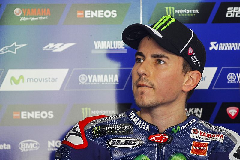 Jorge Lorenzo descansa en su box durante los entrenamientos de Sepang