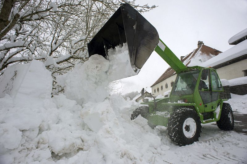 Una máquina retira la nieve en Roncesvalles (Navarra) en donde se ha acumulado más de un metro de nieve debido al temporal.