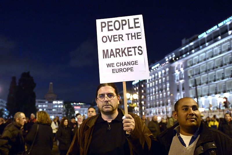 Un manifestante proclama en una pancarta que lo importante es la gente, no los mercados