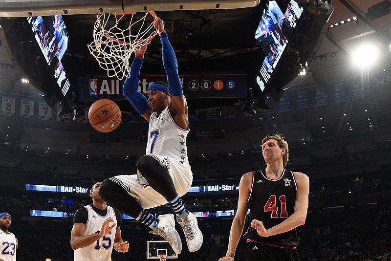 El jugador de la conferencia Este Carmelo Anthony de los New York Knicks salta por encima del base Dirk Nowitzki, de los Dallas Mavericks durante la segunda mitad del All Star 2015.