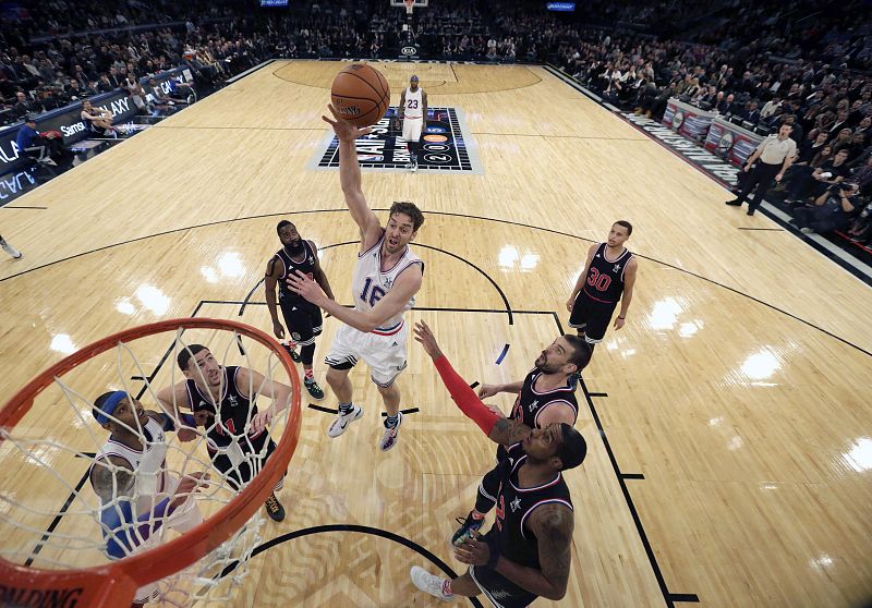 Pau Gasol lanza un gancho.