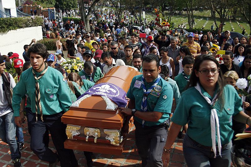 Miembros de los Boy Scouts portan el ataud del joven estudiante Kluiver Roa fallecido durante una protesta opositora en Venezuela