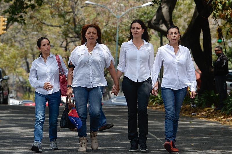La líder opositora Maria Corina Machado junto a otras activistas en una de las manifestaciones